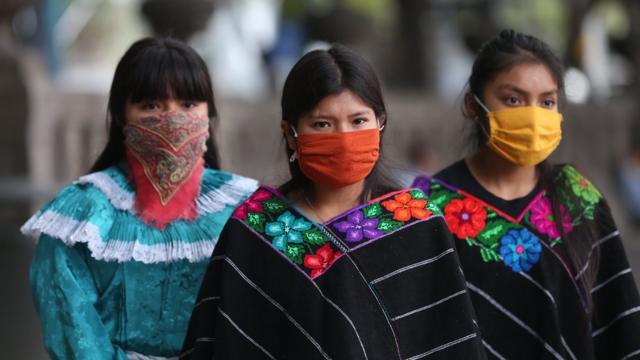 Tres mujeres con mascarillas en Chiapas, México