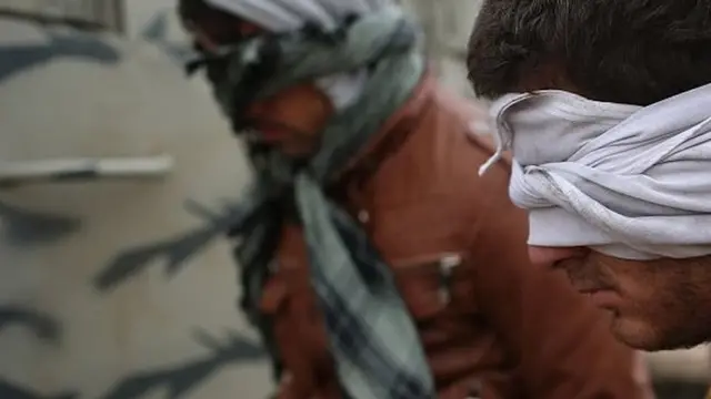 Пленники с закрытыми лицами