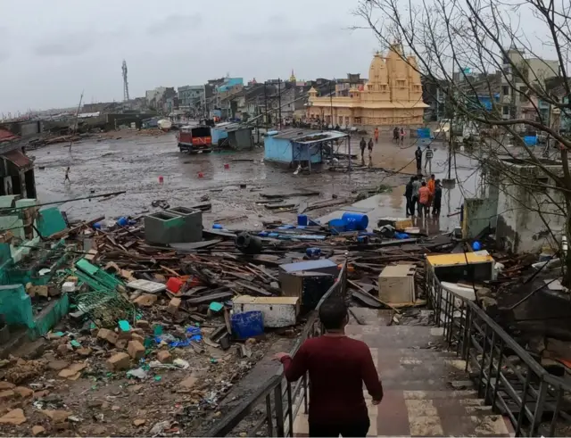 વાવાઝોડાને લીધે વેર વિખેર થયેલો સામાન