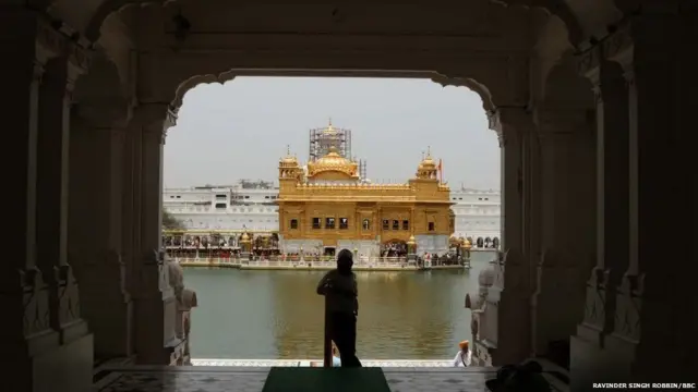 પંજાબનું અમૃતસરનું સુવર્ણમંદિર