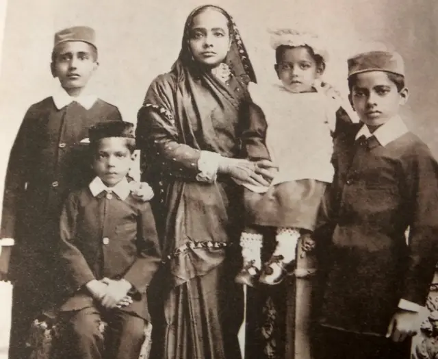 अपने तीन पुत्रों के साथ कस्तूरबा
