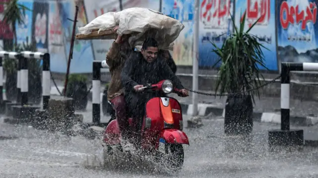 الطقس في مصر: أمطار وعواصف تودي بحياة 20 شخصا وتعطل حركة السير - BBC News  عربي