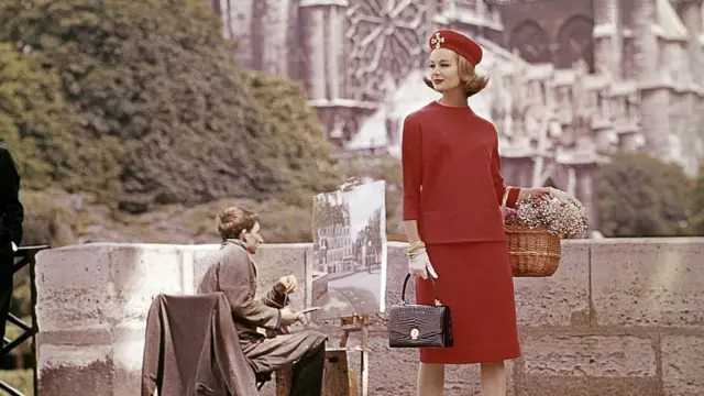 Paris'teki bir moda çekiminden. Arka fonda yine Notre-Dame Katedrali var