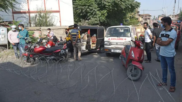 নিরাপত্তা তল্লাশিতে অবরুদ্ধ অ্যাম্বুলেন্সও