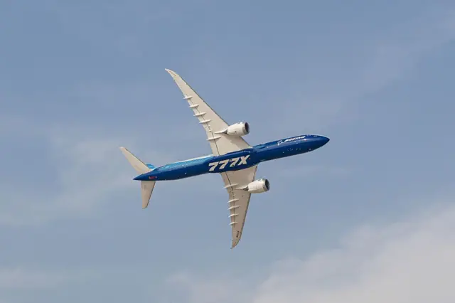 پرواز یک هواپیمای پهن پیکر در آسمان