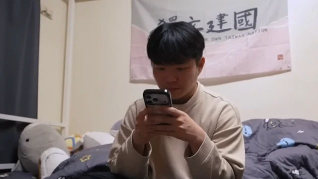 剧迷冯纬丞身后挂着“独立建国”旗帜