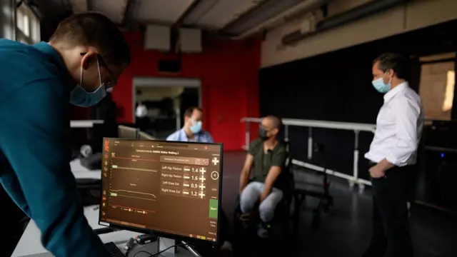 David M'zee junto a unos ingenieros.