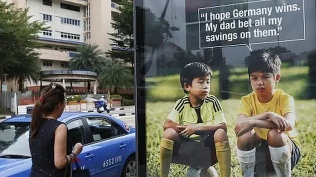 सिंगापुर में लगा विज्ञापन.