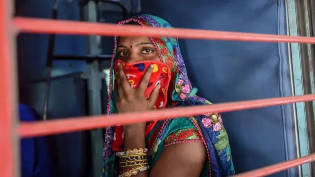 ટ્રેનમાં મુસાફરી કરી રહેલાં મહિલાની તસવીર