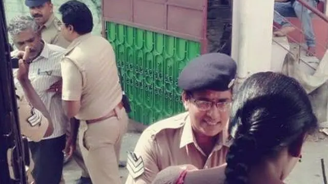 ஆனந்தனை தடுப்புக் காவலுக்கு அழைத்துச் செல்லும் காவல்துறை.