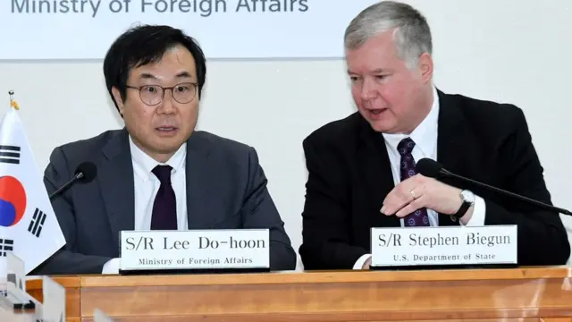 10일 오전 한국 외교부 이도훈(왼쪽) 한반도평화교섭본부장과 미국 국무부 스티브 비건 대북정책특별대표가 서울 종로구 세종대로 외교부 청사에서 열린 한미 워킹그룹회의에서 대화하고 있다