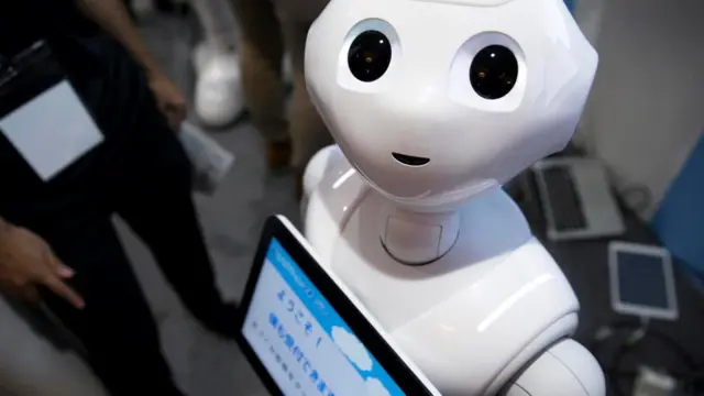 روبوت ينظر إلى شخص ما وكأنه يتحدث إليه