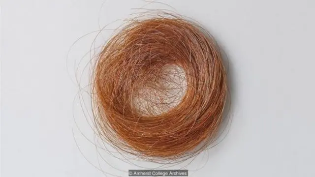 Sejumput rambut penyair itu termasuk dalam benda pribadi, naskah dan artefak lain yang dipamerkan di Morgan Library di New York City.