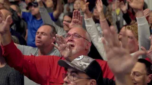 المصلون في كنيسة لوك