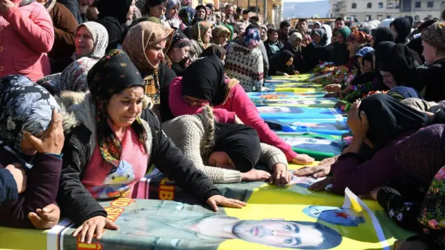 Місцеві жителі в місті Афрін прощаються з бійцями курдської самооборони, які загинули у боях з турецькою армією та протурецькими повстанцями