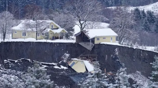 အိမ်တွေပြိုပြီး ချောက်ထဲကျ