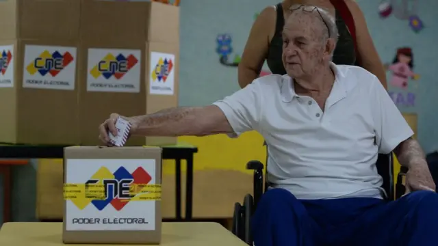 Un señor vota.