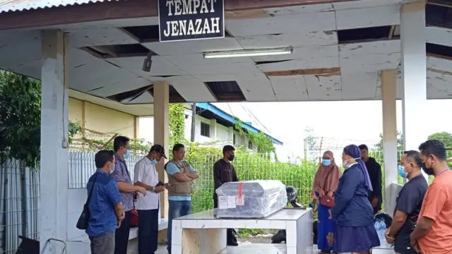 Seorang jenazah PMI nonprosedural disambut keluarga di kargo Bandara El Tari.