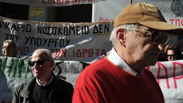 بعض سكان جزيرة إيكاريا