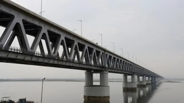 சினாவின் திபெத் பகுதியில் உருவாகும் பிரம்மபுத்திரா ஆறு, இந்தியா, பூட்டான், வங்கதேசம் ஆகிய நாடுகளில் பாய்கிறது