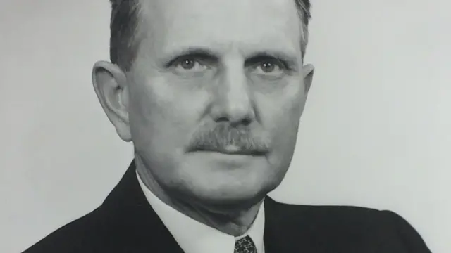 جولیس هولمز، سفیر وقت آمریکا در تهران، سلامت جسمی و روحی شاه را به دقت زیر نظر داشته