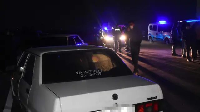 araba yarışı için buluşan kişiler