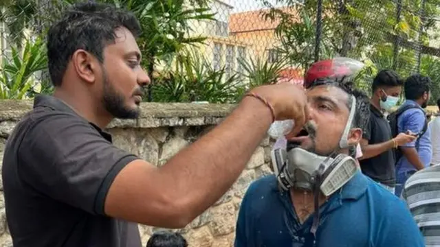 একজন পানি খাচ্ছেন