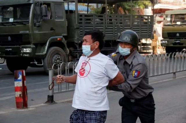 ตำรวจจับผู้ชุมนุม