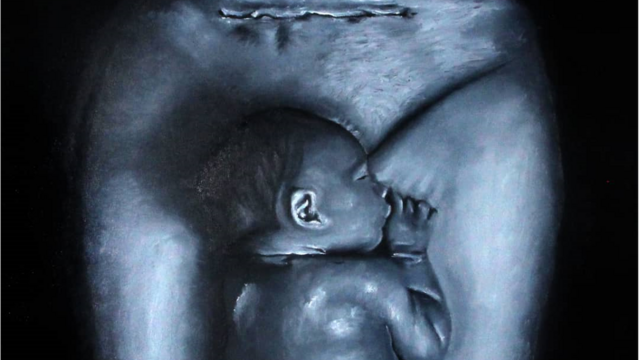 Un nouveau-né allongé sur le corps effrayé d'une femme.