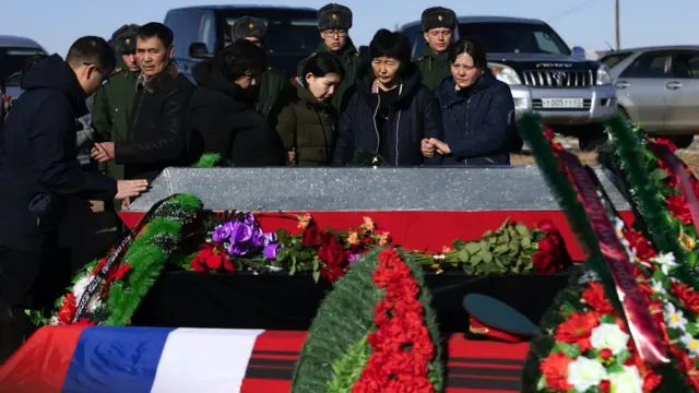 Некоторых погибших хоронят в закрытых цинковых гробах. Так простились и со старшим лейтенантом Цыреном Балдановым в селе Усть-Кяхта.