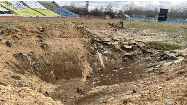 ኣብ ሓደ ስታድዮም ዝተፈጥረ ጉድጓድ