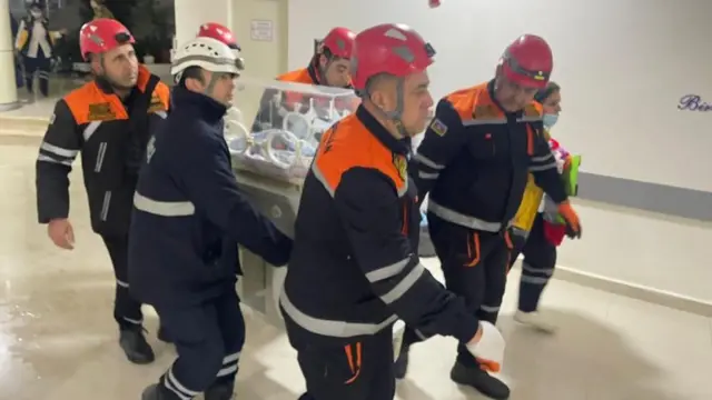 Respublika Perinatal Mərkəzdə müalicə alan körpələrin yanğından xilas edilməsi