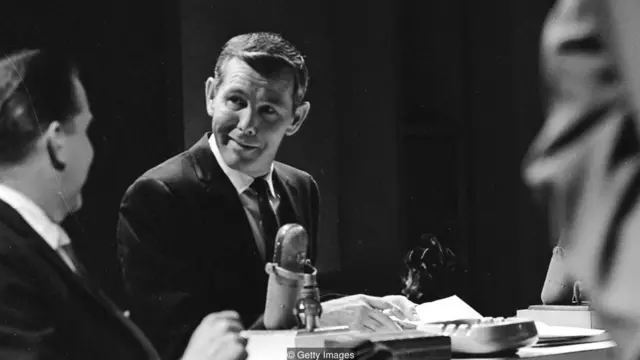 Psychologist and retired FBI agent Schafer points to Johnny Carson as someone who preferred being alone, but learned to be extremely sociable for the camera