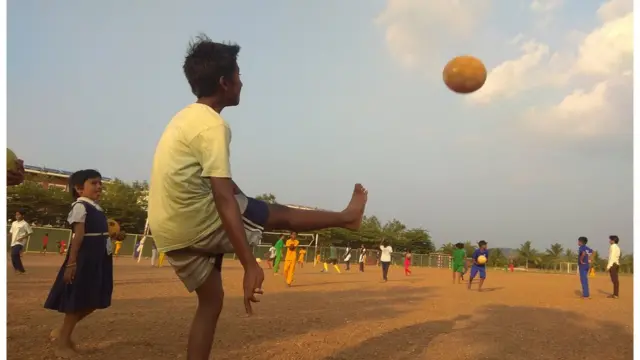 హీల్‌లో ఆడుకుంటున్న పిల్లలు