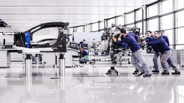 El largo y complejo proceso para producir a mano el auto más potente y  rápido del planeta - BBC News Mundo