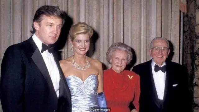 Donald Trump dan Ivana Trump berfoto dengan penulis self-help Norman Peale dan istrinya Ruth Stafford Peale di sebuah pesta pada 1988.