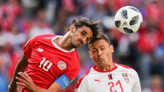 Ruíz y Matic pelean por un balón