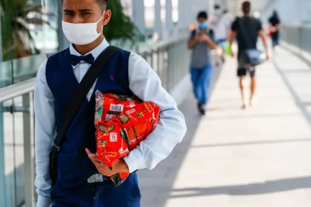 คนถือของ