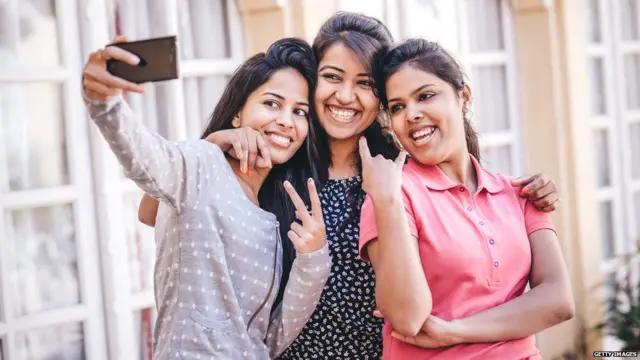 महिला फोन