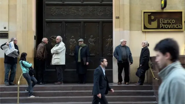 Пенсіонери чекають виплат біля банку в центрі Буенос-Айресі після відмови влади виплачувати "купони" по бондах у серпні 2014