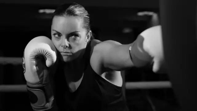 Кати Браун Boxing Sisters дастурида ишлаб, язидий аёлларга ёрдам беришга интилади.