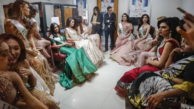 บรรยากาศหลังเวทีประกวด สตรีข้ามเพศรอเวลาของตนเอง