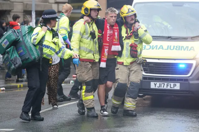 liverpul, automobilom u navijače liverpula