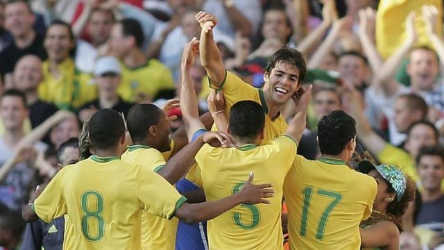 Kaká es felicitado por sus compañeros de la selección brasileña.
