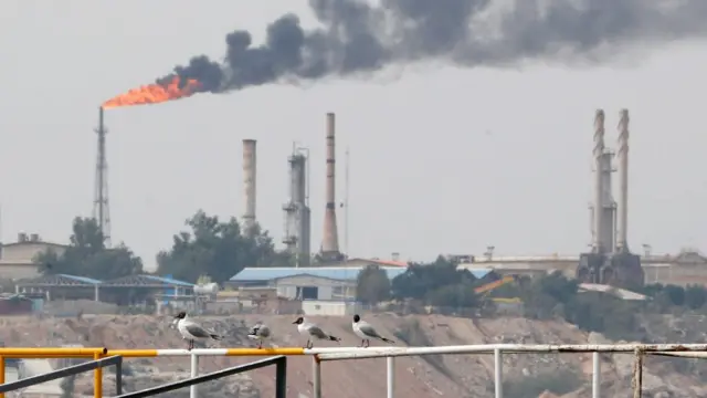 آمریکا گفته معافیت‌های موردی درباره خرید نفت از ایران را بررسی می‌کند