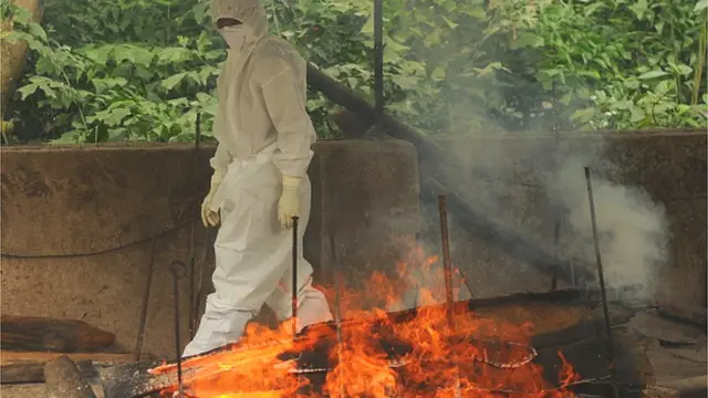 కోవిడ్ మృతునికి అంత్యక్రియలు