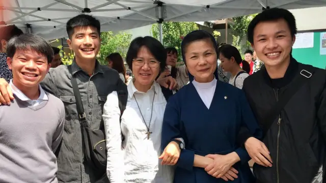 Sơ Maria Lang cùng một số bạn trẻ trong cộng đồng người Việt dự Lễ Phục sinh ở Nhà thờ Thánh Peter Kawaguchi