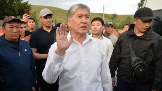 Атамбаев Кой-Таштагы үйүндө жактоочуларынын курчоосунда
