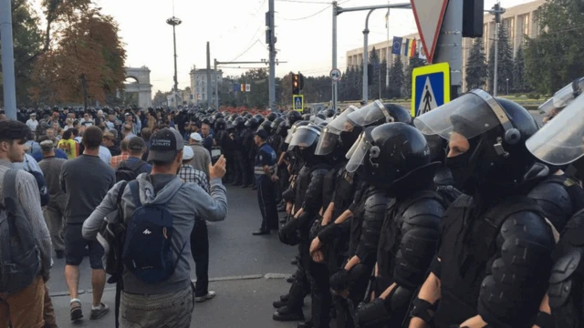 протестувальники проти поліції