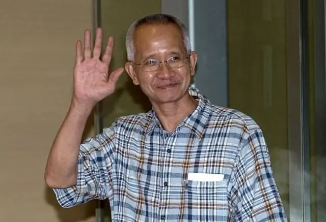 "ไม่เหมาะไม่ควร เพราะทหารควรจะวางตัวเป็นการกลางทางการเมือง" นายวีระกล่าว